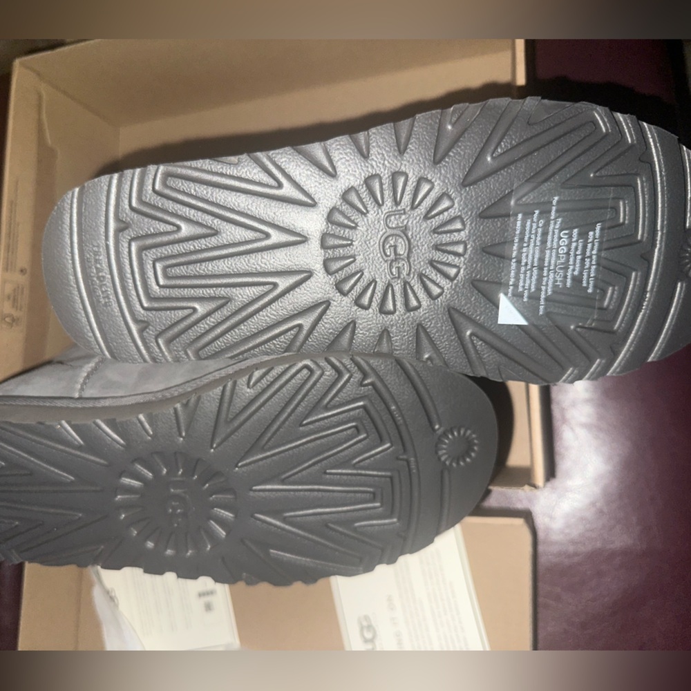 UGG CLASSIC SHORT STUD II CHARCOAL - Picture 8 of 10